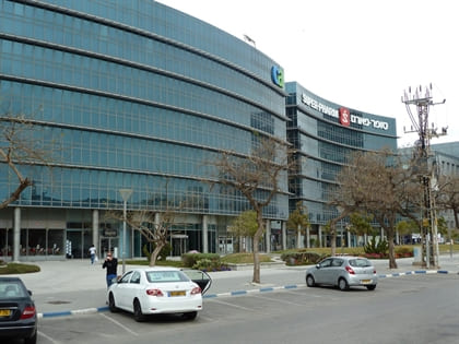 אולמות תצוגה - בית סופר פארם בהרצליה פיתוח