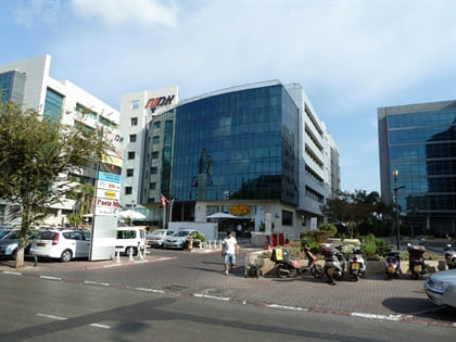 אולמות תצוגה וחנויות - בית אמנת ברמת החייל